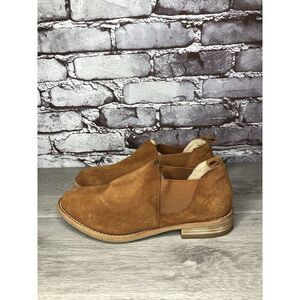 Clarks Camel Tan Suede Leather Block Heel Low Cut Booties Women Sz 7M US/37.5EU